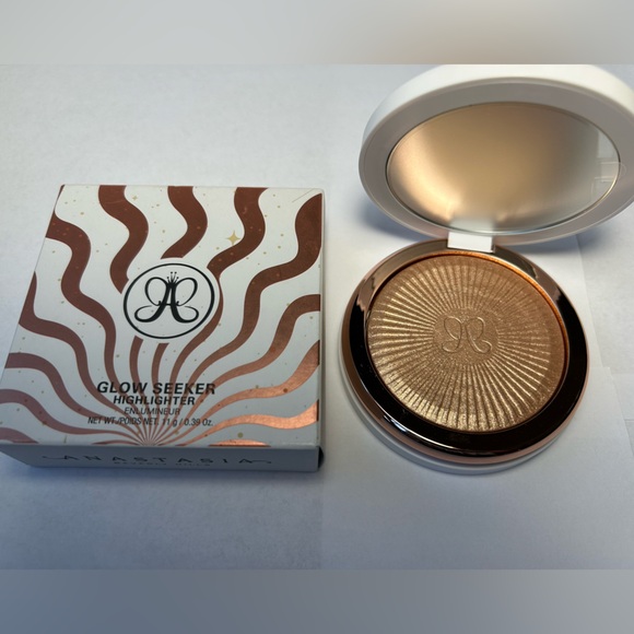Anastasia Beverly Hills Other - NWT🌷Anastasia Glow Seeker Champagne Gold Powder Highlighter in “Enchanted”